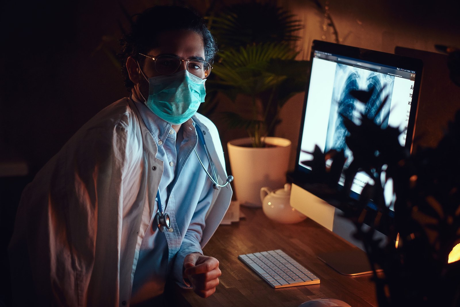 Fondo con imagen de profesionales de la salud utilizando estrategias digitales